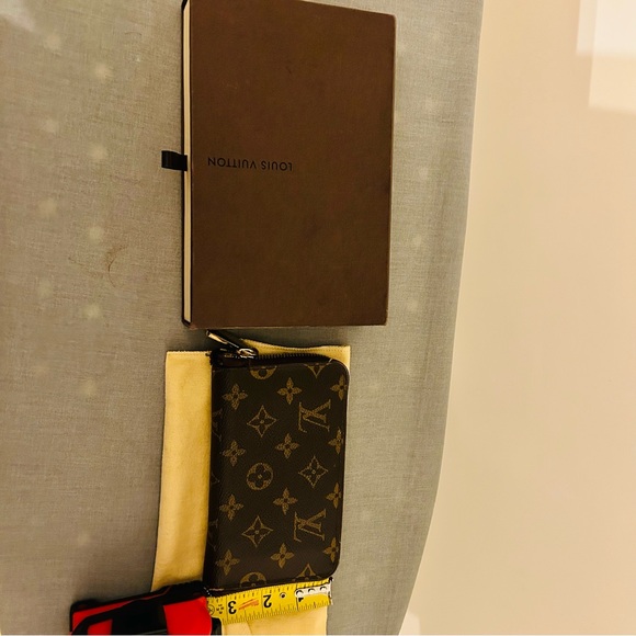 Louis Vuitton Zippy Wallet in Monogram-still for sale - Picture 16 of 17